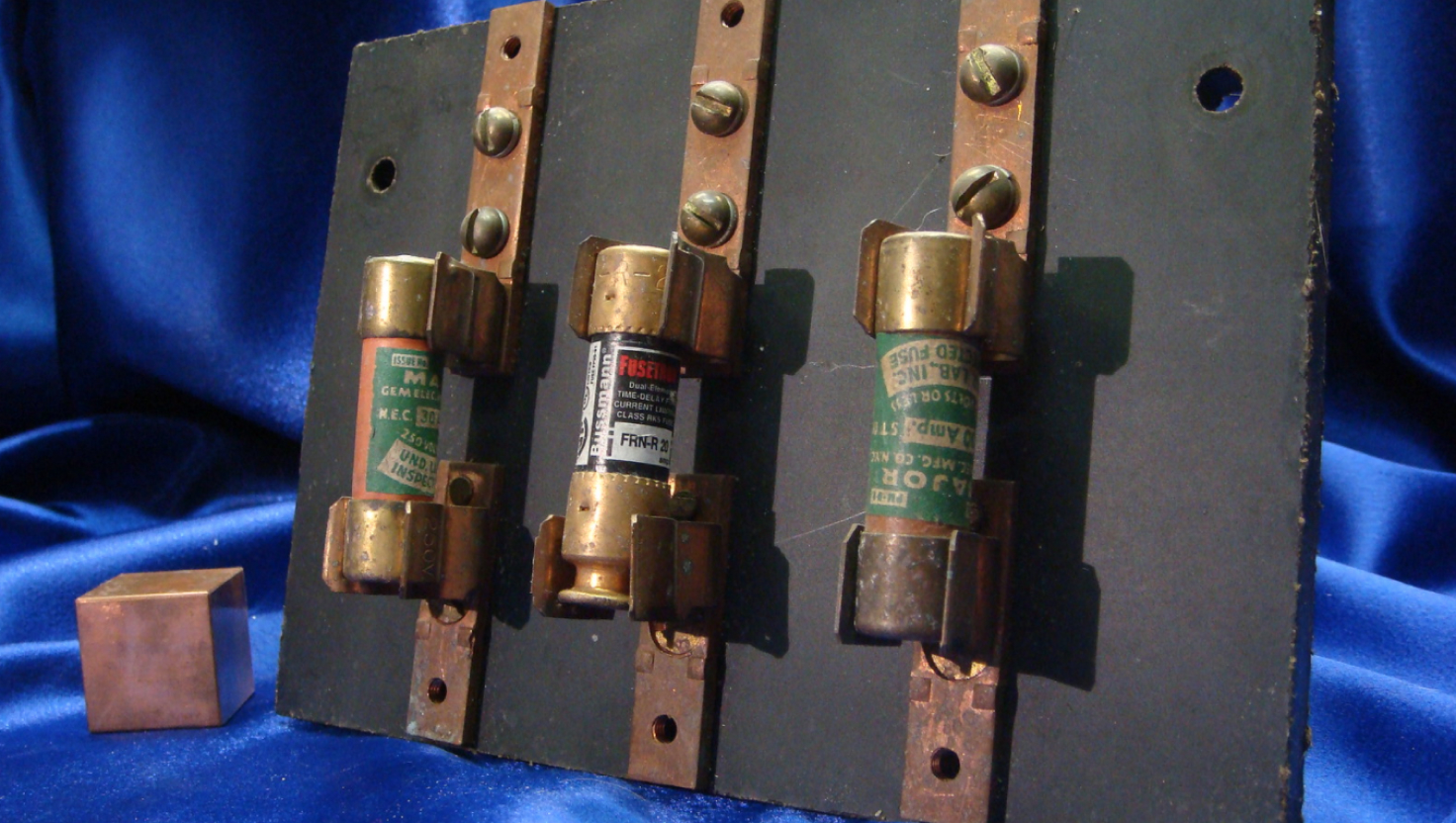 Asbestos used in an electrical fuse panel