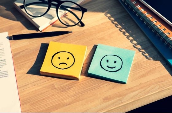 Post-its with happy and sad faces