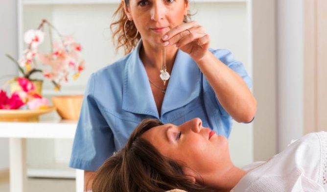 Hypnotherapist is treating a woman