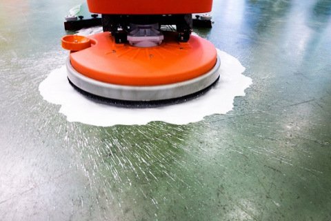 Cleaning floor with buffing machine