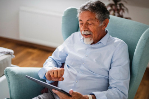 A mesothelioma survivor participates in the online support group