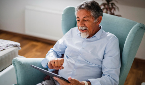 A mesothelioma survivor participates in the online support group
