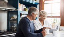 Mesothelioma patient and his wife watch the Second Opinions and Choosing a Mesothelioma Specialist webinar