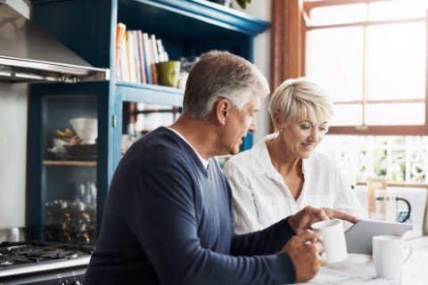 Mesothelioma patient and his wife watch the Second Opinions and Choosing a Mesothelioma Specialist webinar