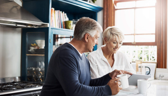 Mesothelioma patient and his wife watch the Second Opinions and Choosing a Mesothelioma Specialist webinar